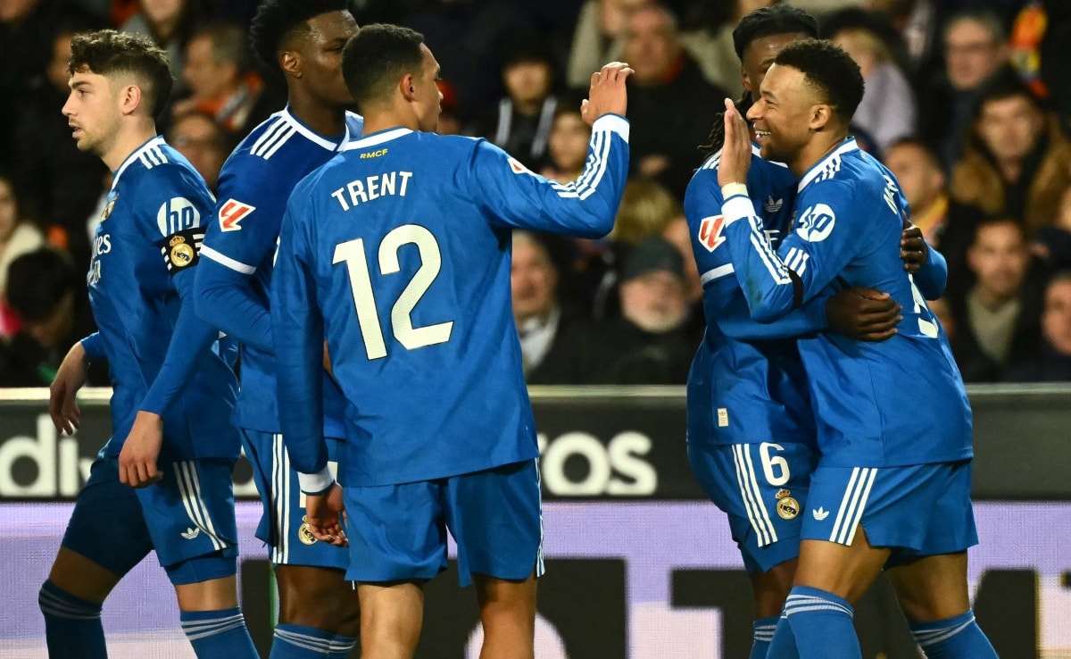 Real Madrid Edge Valencia To Stay On Barcelonas Tail