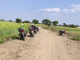 MP News: अशोकनगर-विदिशा सीमा पर खुलेआम सट्टा, बहादुरपुर पुलिस ने जब्&zwj;त की बाइक, माफ&zwj;िया खेतों में भाग छूटा