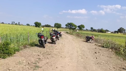 MP News: अशोकनगर-विदिशा सीमा पर खुलेआम सट्टा, बहादुरपुर पुलिस ने जब्&zwj;त की बाइक, माफ&zwj;िया खेतों में भाग छूटा