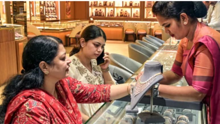 Gold-Silver Price Today: चांदी एक ही दिन में 9 हजार से ज्यादा टूटी, सोना भी हुआ सस्ता, जानें ताजा भाव