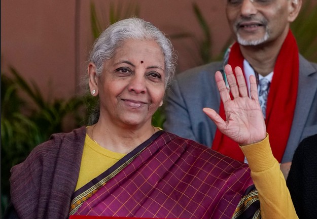 हेल्‍थ और इंफ्रा से लेकर डिफेंस तक, वित्त मंत्री के पिटारे से किस सेक्‍टर को क्‍या मिला?