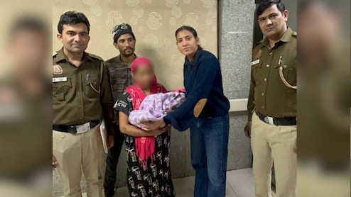 दिल्&zwj;ली में सरकारी अस्&zwj;पताल से बच्&zwj;चा चोरी, मां से पहचान बढ़ाकर नवजात ले भागी महिला, पुलिस ने 12 घंटे में धर-दबोचा&nbsp;