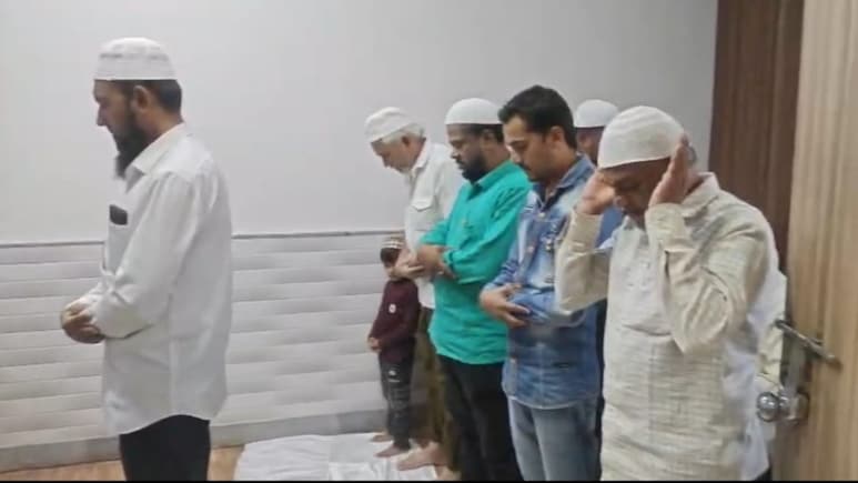 Malegaon News : मालेगाव महापालिकेत चक्क नमाज पठण; व्हिडिओ व्हायरल होताच नाशिकमध्ये खळबळ, प्रकरण काय?
