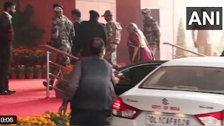 निर्मला सीतारमण का 'बजट लुक', इस बार मरून रंग की साड़ी में आई नजर