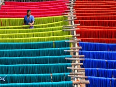 सूरत के टेक्सटाइल हब पर ईरान युद्ध की मार, रोजाना 100 करोड़ का नुकसान, आधा हुआ उत्पादन