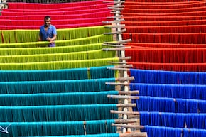 सूरत के टेक्सटाइल हब पर ईरान युद्ध की मार, रोजाना 100 करोड़ का नुकसान, आधा हुआ उत्पादन