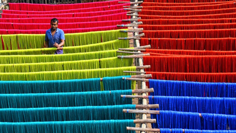 सूरत के टेक्सटाइल हब पर ईरान युद्ध की मार, रोजाना 100 करोड़ का नुकसान, आधा हुआ उत्पादन