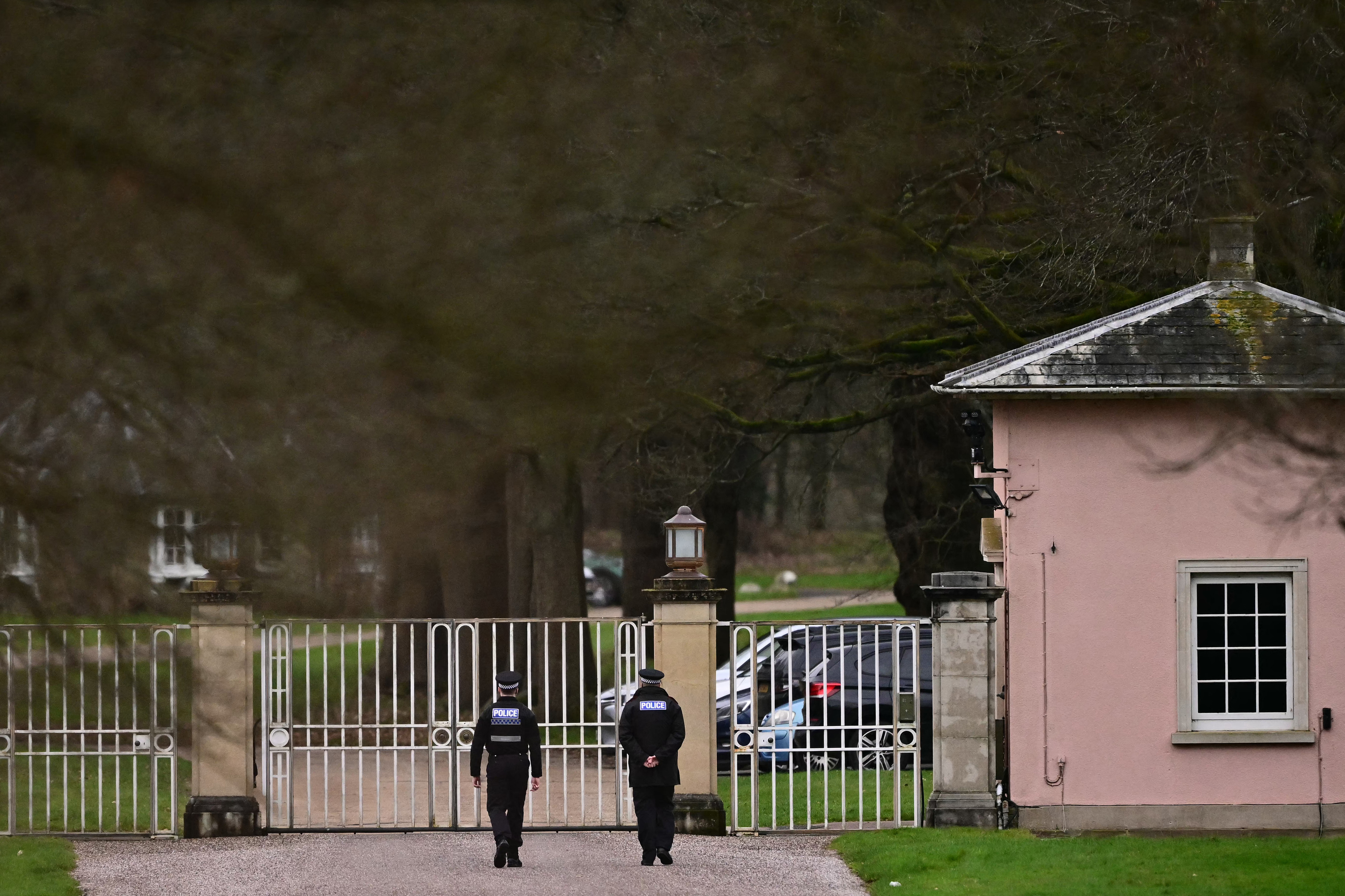 ब्रिटिश शाही परिवार पीढ़ियों के सबसे बड़े संकट में, जानिए कब-कब फंसे और ये सबसे खतरनाक क्यों