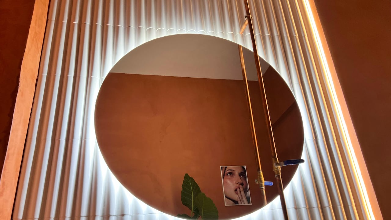 Best LED Mirrors Under ₹2,500 with Smart Touch Sensors And Other Features