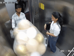 लिफ्ट में गैस के गुब्बारों में हुआ धमाका, युवक-युवती घायल, घटना CCTV में कैद