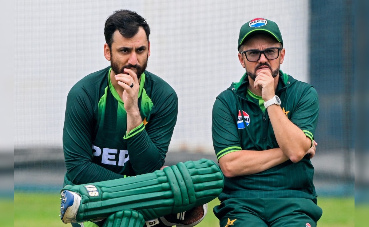"<i>Free Ke Paise Leh Raha Hai Kya</i>?" Pakistan Head Coach Mike Hesson Brutally Slammed Amid T20 World Cup Struggles
