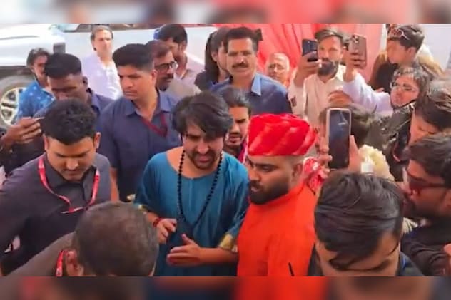 महंत पंडित धीरेंद्र कृष्ण शास्त्री महंत पंडित धीरेंद्र कृष्ण शास्त्री