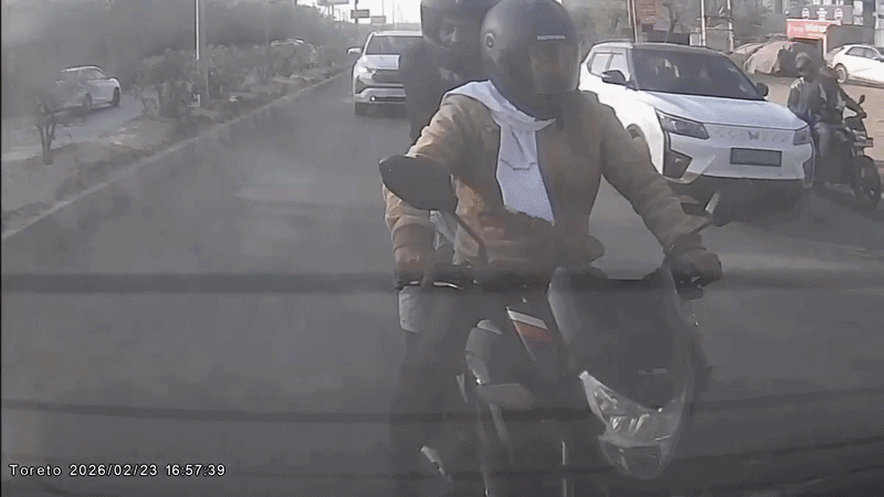 फरीदाबाद-गुरुग्राम रोड पर हादसे का लाइव VIDEO, इनोवा कार ने बाइक को उड़ाया, आगे चल रही गाड़ी से टकराई