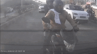 फरीदाबाद-गुरुग्राम रोड पर हादसे का लाइव VIDEO, इनोवा कार ने बाइक को उड़ाया, आगे चल रही गाड़ी से टकराई