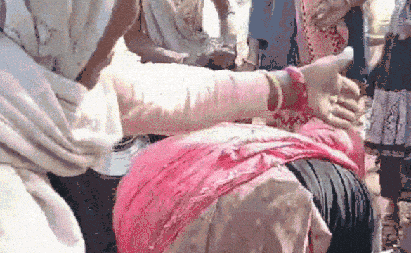 राजस्थान में एक मटके पानी के लिए भिड़ी महिलाएं, बाल खींचे और कर डाली हाथापाई; देखे वीडियो