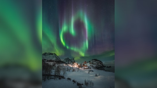 Valentine's Day से पहले आसमान ने बनाया दिल, नॉर्वे में दिखा इश्क वाला ऑरोरा  | Heart-Shaped Aurora Lights Up Norway Sky Just before Valentine's Day