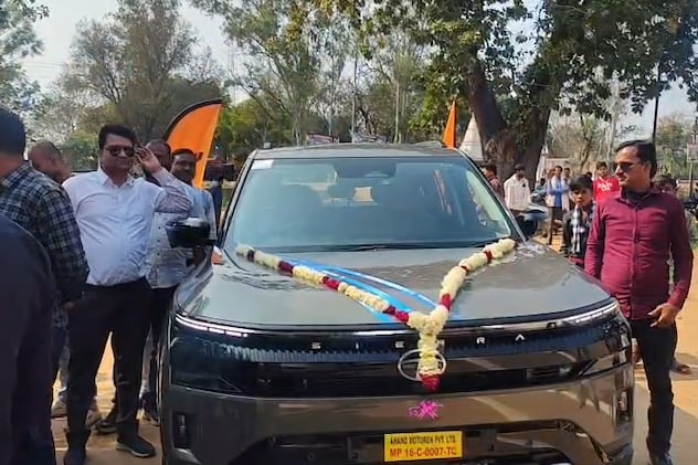 MP की क्रिकेटर क्रांति गौड़ को Tata Motors ने द&zwj;िया होली तोहफा, घर भेज दी चमचमाती कार