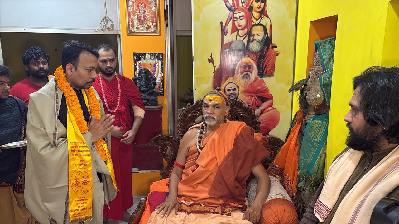 शंकराचार्य अविमुक्तेश्वरानंद से मिले अलंकार अग्निहोत्री.