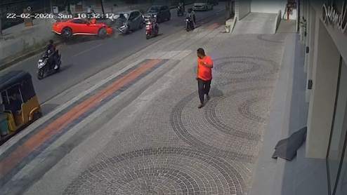 हैदराबाद में खौफनाक हादसा, 4 करोड़ की फरारी बेकाबू होकर डिवाइडर से उछली, सामने से आ रही कार को रौंदा