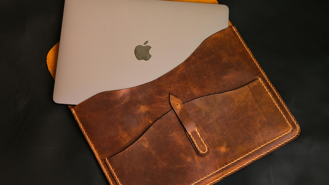 7 Professional Laptop Bags with Heavy-Duty Corner Padding