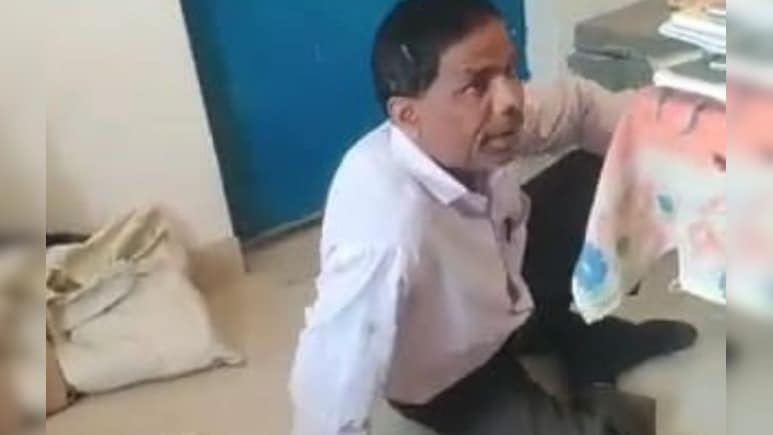 नशे में स्कूल पहुंचे हेडमास्टर, NDTV की पड़ताल में खुली पोल; पूछने पर कहा- थोड़ी शराब पी लेते हैं