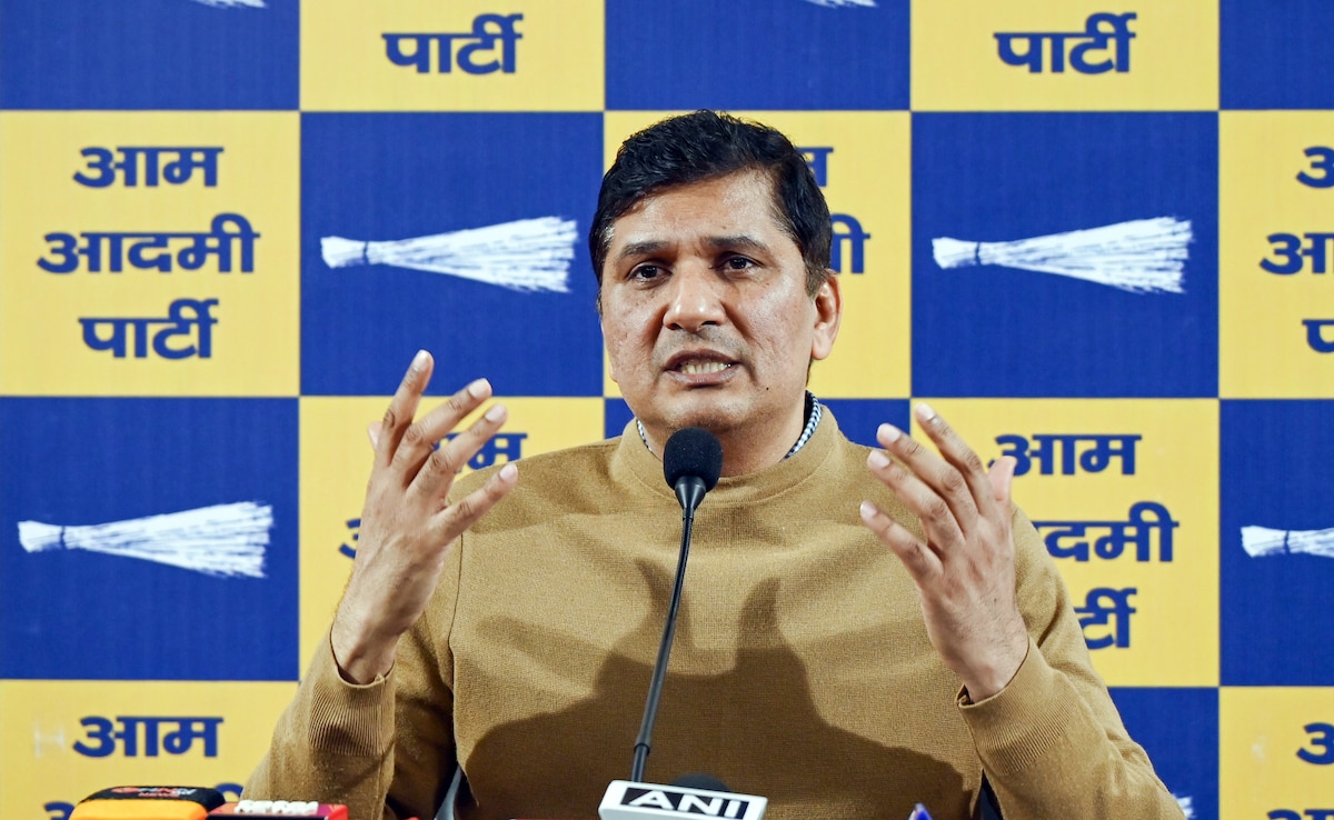 DTC बसों में पिंक कार्ड अनिवार्य करने पर सियासी घमासान, सौरभ भारद्वाज ने लगाए बीजेपी पर आरोप