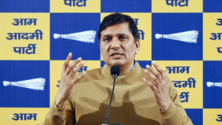 DTC बसों में पिंक कार्ड अनिवार्य करने पर सियासी घमासान, सौरभ भारद्वाज ने लगाए बीजेपी पर आरोप