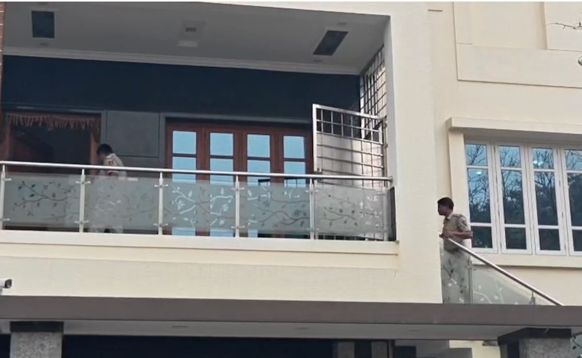 2 Men Posing As Cops Rob Jewellery Worth Lakhs From Bengaluru House