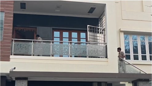 पुलिस की वर्दी में आए चोर, बेंगलुरु के एक घर से 20 लाख नकद और आधा किलो सोना लेकर फरार