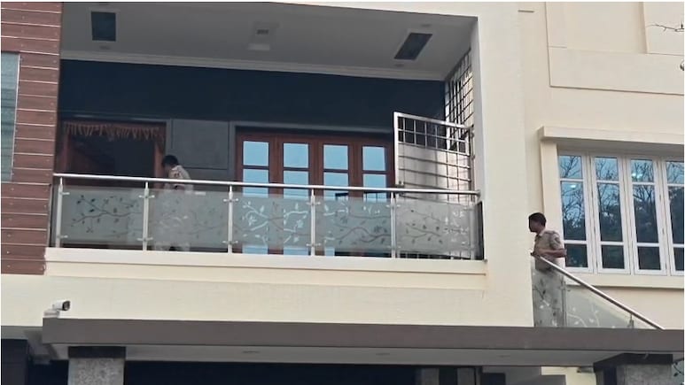 पुलिस की वर्दी में आए चोर, बेंगलुरु के एक घर से 20 लाख नकद और आधा किलो सोना लेकर फरार