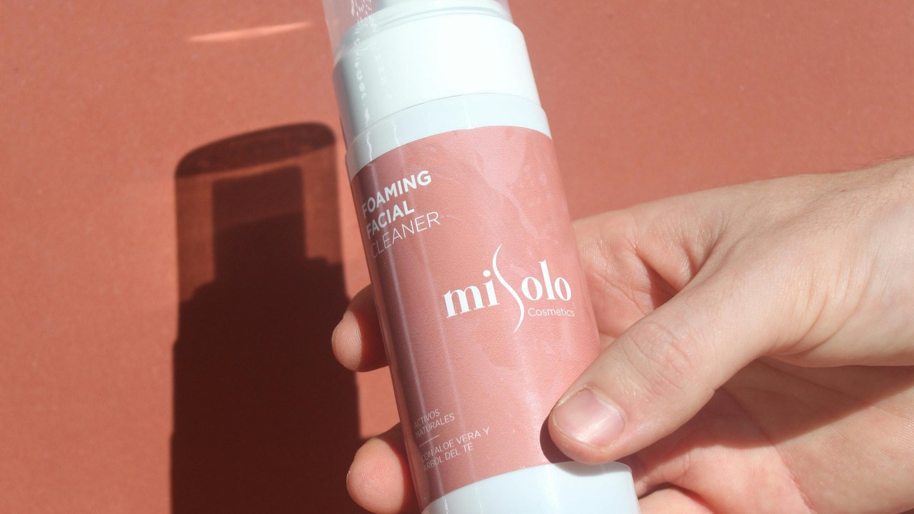 Salicylic Acid Cleansers: Learn Who Should Use Them Daily And Who Must Completely Avoid Them