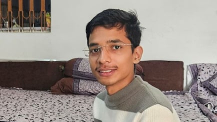 बिना लॉ पढ़े सुप्रीम कोर्ट में केस जीतने वाले अथर्व चतुर्वेदी के संघर्ष की कहानी, अब EWS कोटे से करेंगे MBBS