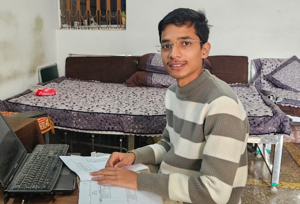 बिना लॉ पढ़े सुप्रीम कोर्ट में केस जीतने वाले अथर्व चतुर्वेदी के संघर्ष की कहानी, अब EWS कोटे से करेंगे MBBS