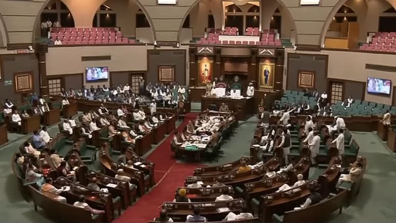 PMFBY: 15,756 करोड़ प्रीमियम, 4,140 करोड़ रुपये क्लेम: फसल बीमा के आंकड़ों ने मध्य प्रदेश में छिड़ी बड़ी बहस