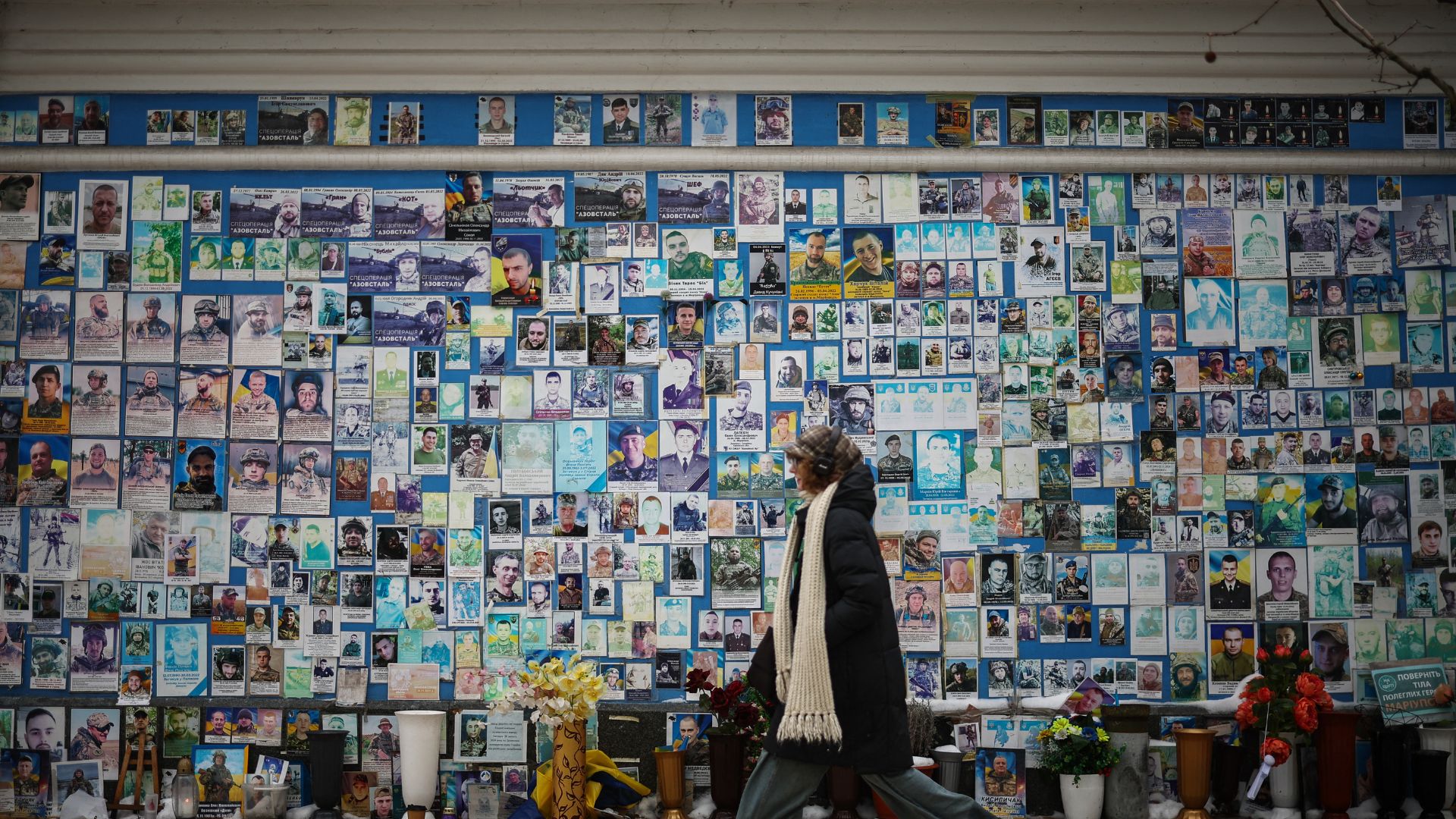 यूक्रेन की राजधानी कीव में जंग के दौरान जान गंवाने वाले लोगों की तस्वीरें लगाई गई हैं (AFP) यूक्रेन की राजधानी कीव में जंग के दौरान जान गंवाने वाले लोगों की तस्वीरें लगाई गई हैं (AFP)