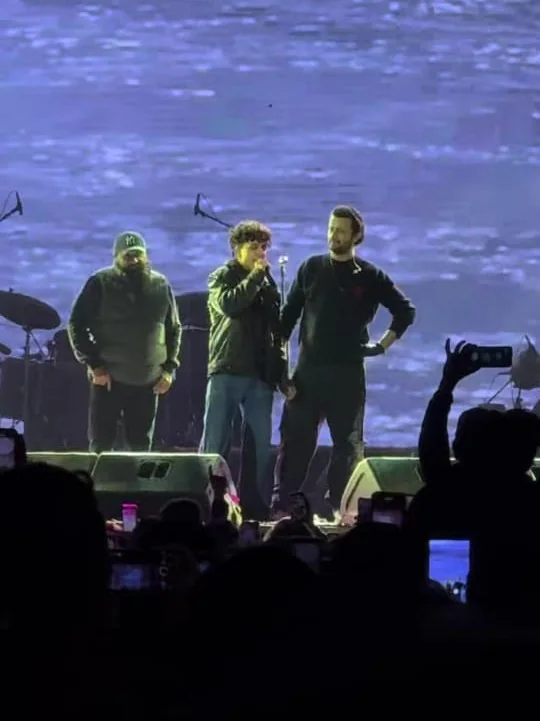 Pakistani Fan Singing <i>Tere Liye</i> In "<i>Phati Hui Awaaz</i>" At Atif Aslam's Islamabad Concert Leaves Internet In Splits