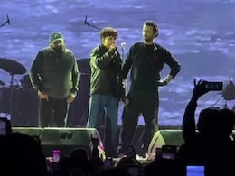 Pakistani Fan Singing <i>Tere Liye</i> In "<i>Phati Hui Awaaz</i>" At Atif Aslam's Islamabad Concert Leaves Internet In Splits
