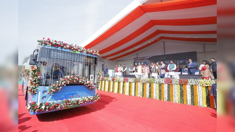 नितिन नवीन और रेखा गुप्ता ने 500 इलेक्ट्रिक बसों को दिखाई हरी झंडी, दिल्ली देश की सबसे बड़ी 'ग्रीन फ्लीट' बनी