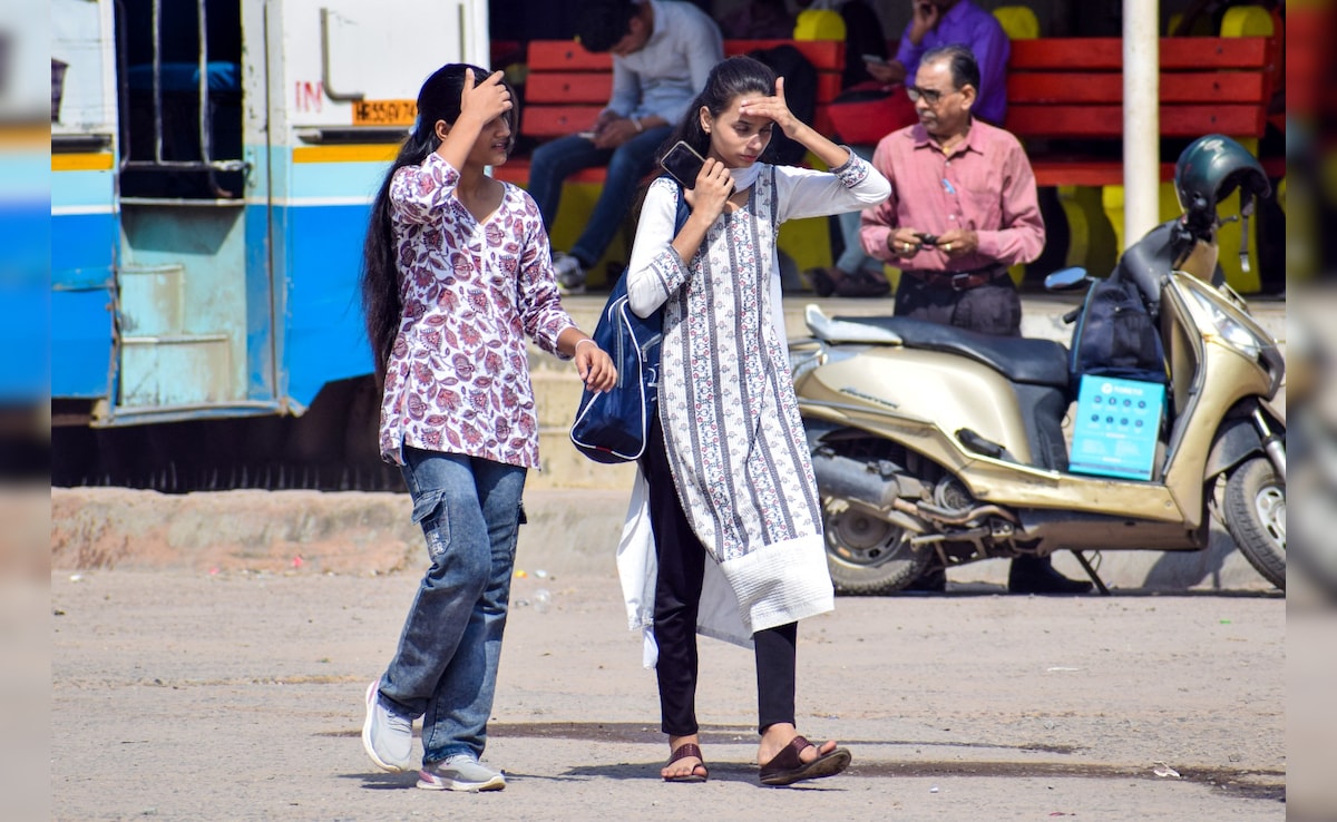 Delhi Weather: दिल्ली में आज तो गर्मी ने रिकॉर्ड तोड़ दिया, फरवरी में मार्च जैसा पारा, 27 शहरों के मौसम के आंकड़े डरा देंगे