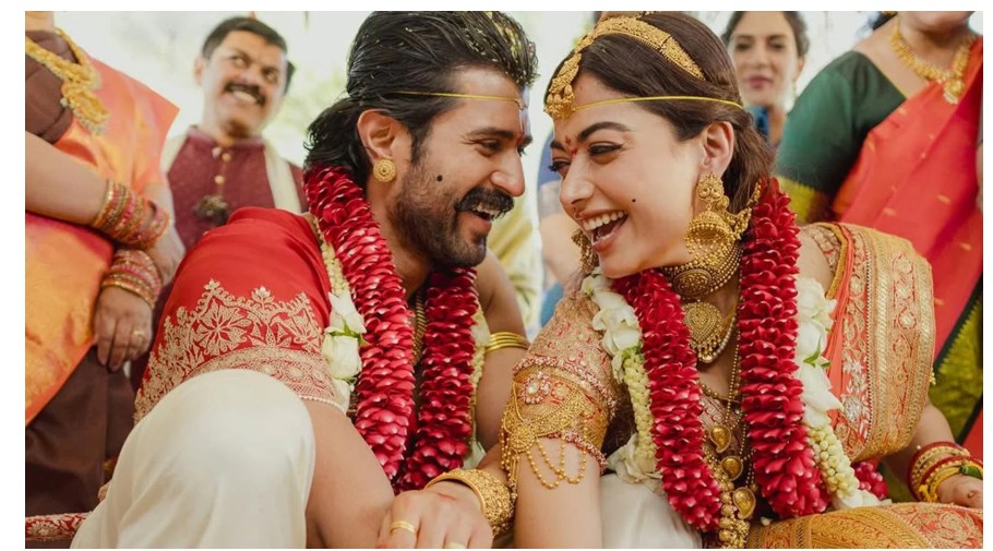 क्या आपने विजय देवरकोंडा की सास देखी? खूबसूरती में नहीं हैं माधुरी- जूही से कम, देख कर कहेंगे- फिल्मों में होती तो बेटी रश्मिका की तरह स्टार होती