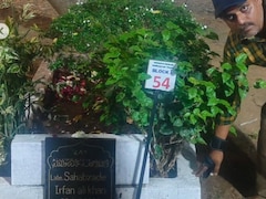 इरफान खान की मजार पर पहुंचे पंचायत फेम एक्टर दुर्गेश कुमार, तस्वीरें देख फैंस हुए इमोशनल