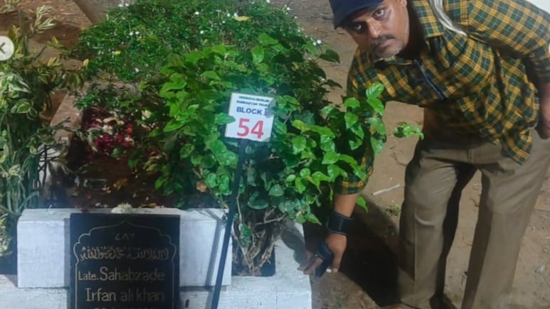 इरफान खान की कब्र पर पहुंचे पंचायत के बनराकस, फैन्स बोले- देख रहा है बिनोद...