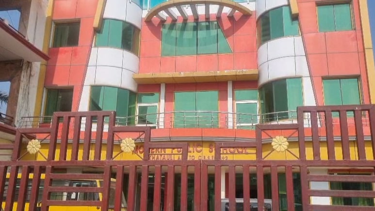 बैंक लॉकर में ही लॉक हो गया CBSE 10वीं का पेपर, 10 की बजाय 1 बजे शुरू हुआ एग्जाम; UP में ये क्या हुआ?