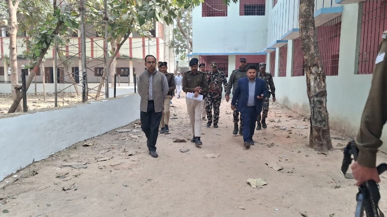 बिहार इंटर परीक्षा 2026: पहले ही दिन सख्त कार्रवाई, 13 परीक्षार्थी निष्कासित और दीवार फांदने वाले 17 पर FIR