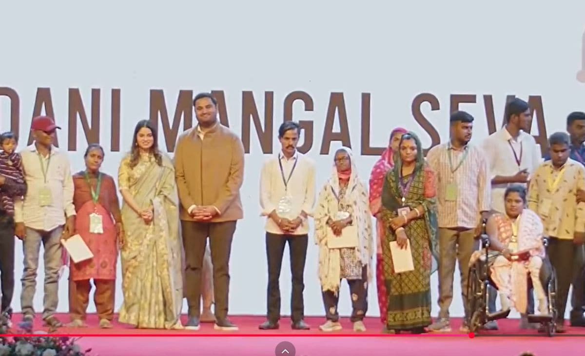 अदाणी मंगल सेवा कार्यक्रम में दिव्यांग महिलाओं के साथ जीत और दिवा शाह.