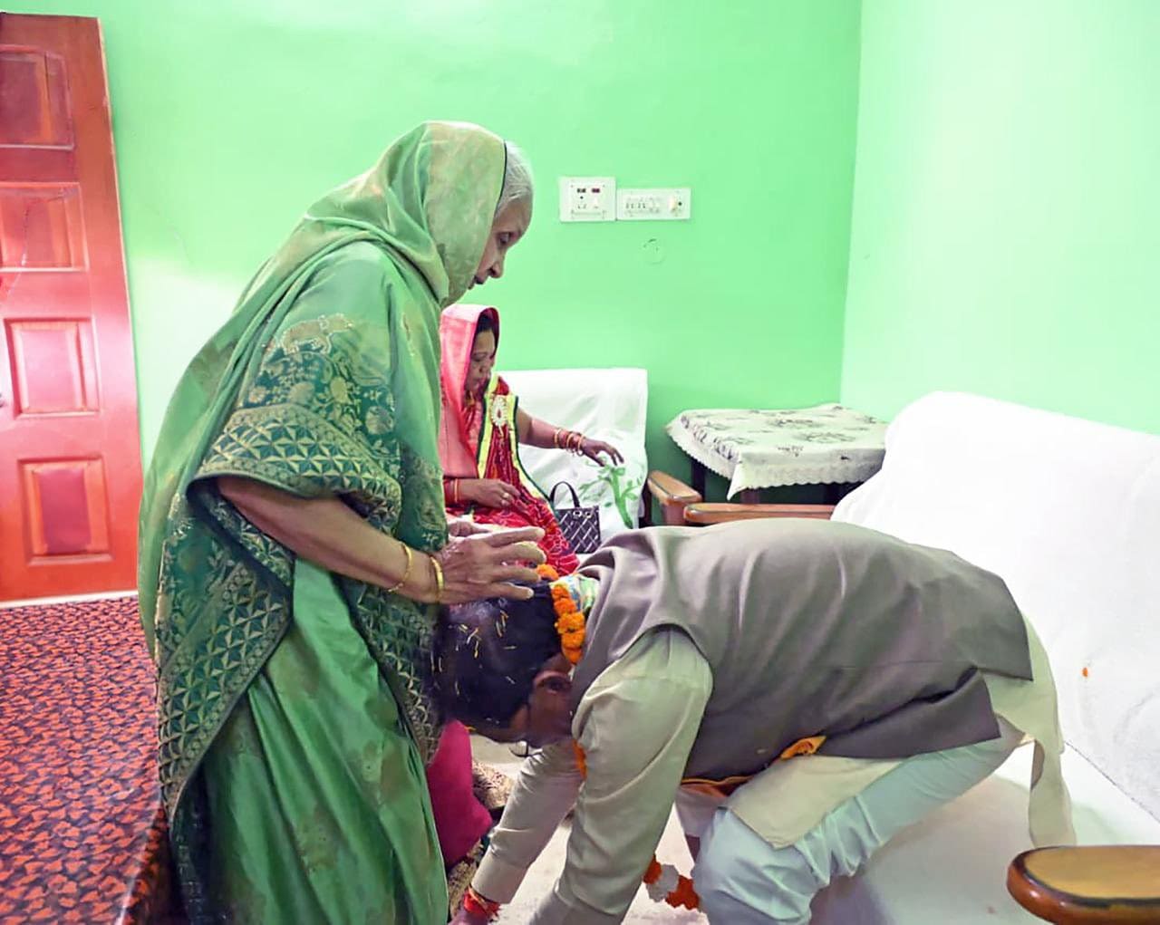 Chhattisgarh CM Vishnu Deo Sai Celebrates 62nd Birthday Seeks Mother Blessings in Bagia Chhattisgarh CM Vishnu Deo Sai Celebrates 62nd Birthday Seeks Mother Blessings in Bagia