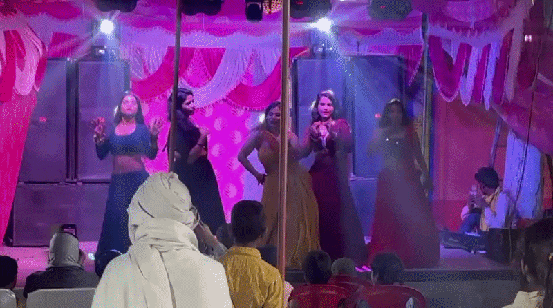 बिहार में सरकारी पाठशाला बनी रंगशाला; अश्लील गानों पर नाचीं बार बालाएं, अखबार से छिपाया स्कूल का नाम