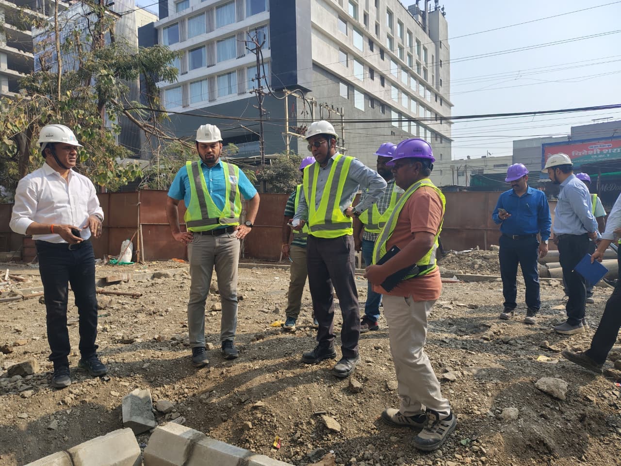 Indore Metro: इंदौर मेट्रे रूट का जायजा लेते हुए अधिकारी Indore Metro: इंदौर मेट्रे रूट का जायजा लेते हुए अधिकारी