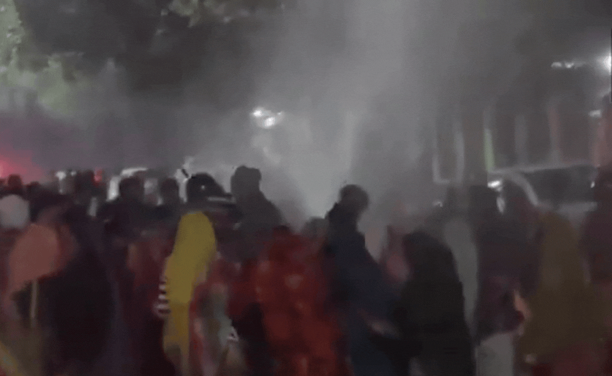 VIDEO: छतरपुर SDM ऑफिस पर पथराव, पुलिस ने वाटर कैनन और 'लाठी' का इस्तेमाल कर ग्रामीणों को खदेड़ा, महिलाएं भी रहीं शामिल