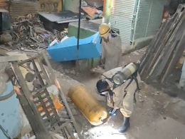 Indore Gas Leakage: सिलेंडर काटने वाला कबाड़ी गिरफ्तार, गैस रिसाव से कई लोगों की तबीयत हुई थी खराब